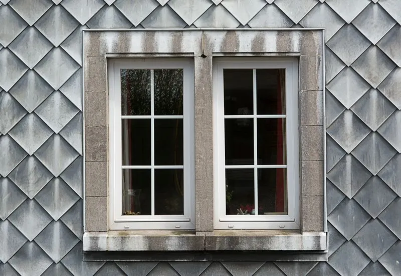 Fenêtre double vitrage à deux vantaux sur une façade