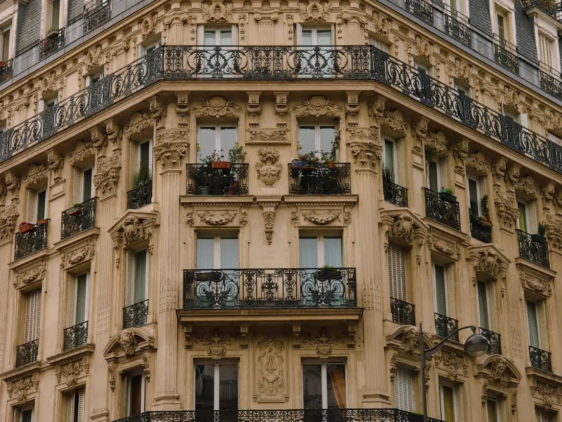 Façade d'un immeuble haussmannien d'appartements