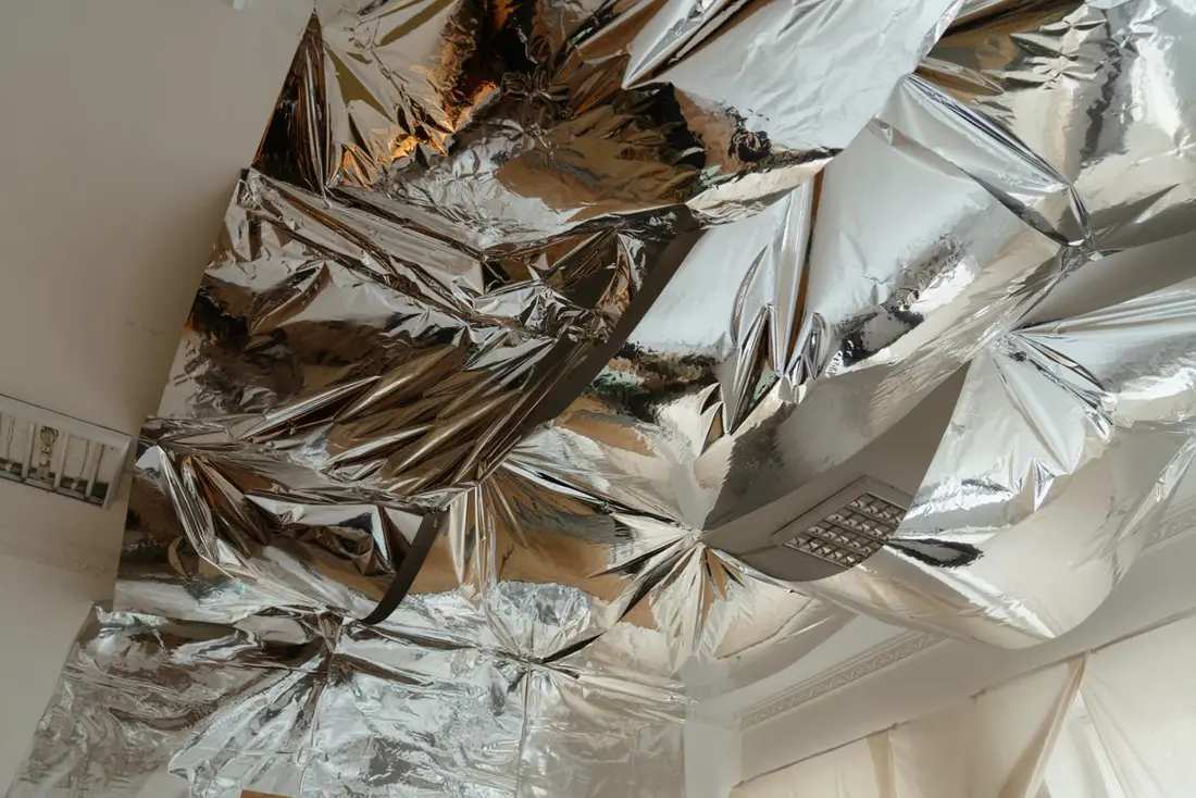 Film isolant mince réfléchissant recouvrant un plafond