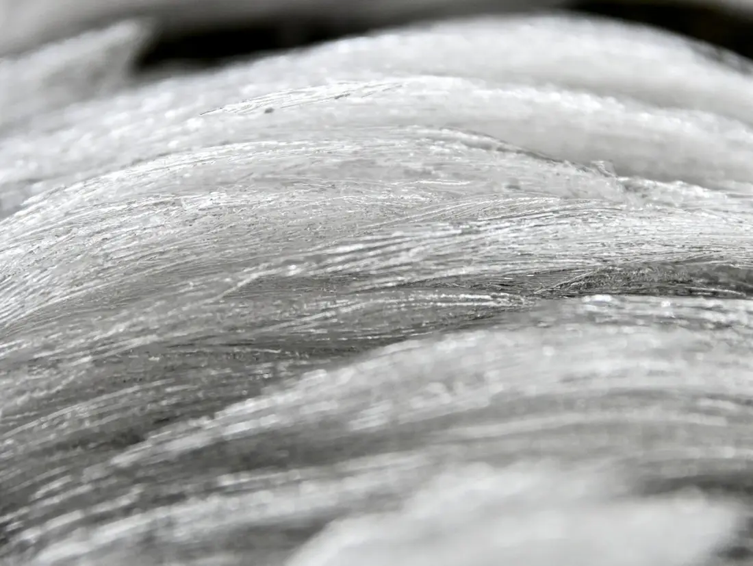 Fibres de laine de verre en très gros plan