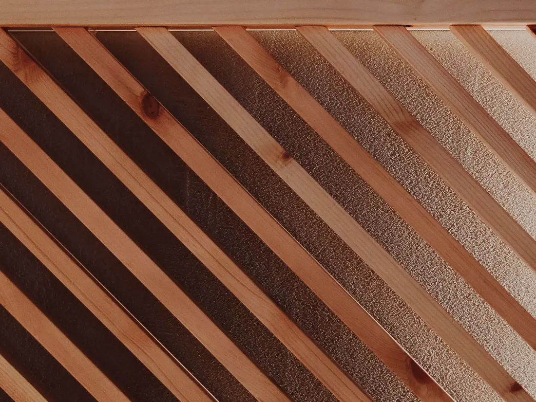 Panneau décoratif à tasseaux de bois posé sur un mur intérieur