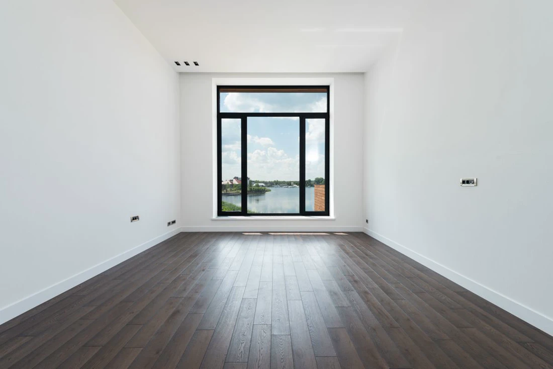 Pièce vide avec parquet posé, prête à vivre