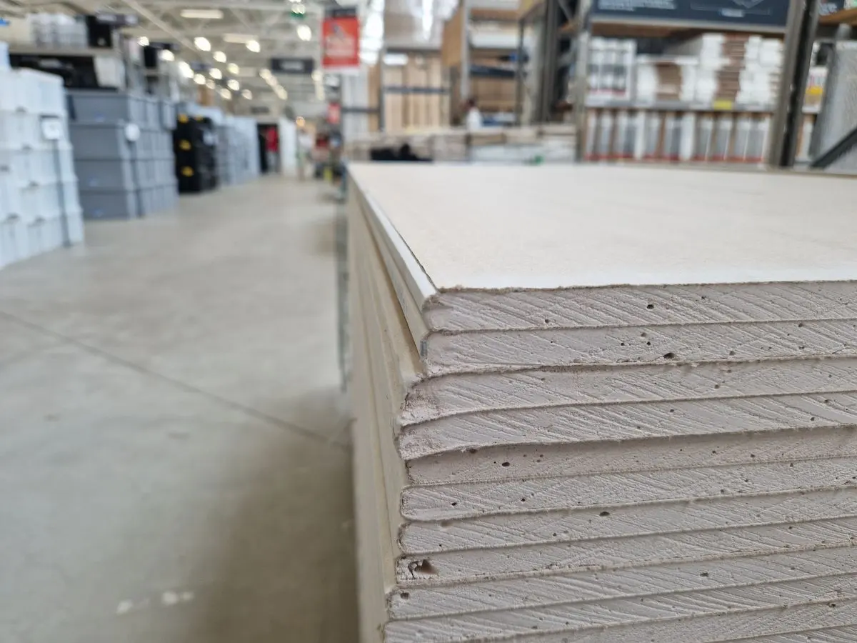 Plaques de plâtre et matériaux isolants empilés en magasin de matériaux