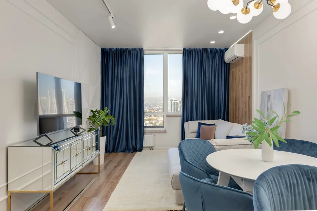 Rideaux épais toute hauteur dans un salon d'appartement